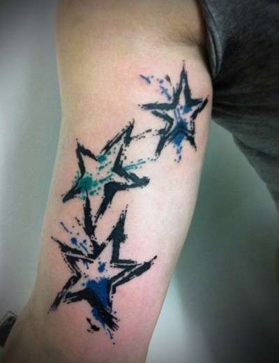 Tatuaggio con stelle e macchie di colore