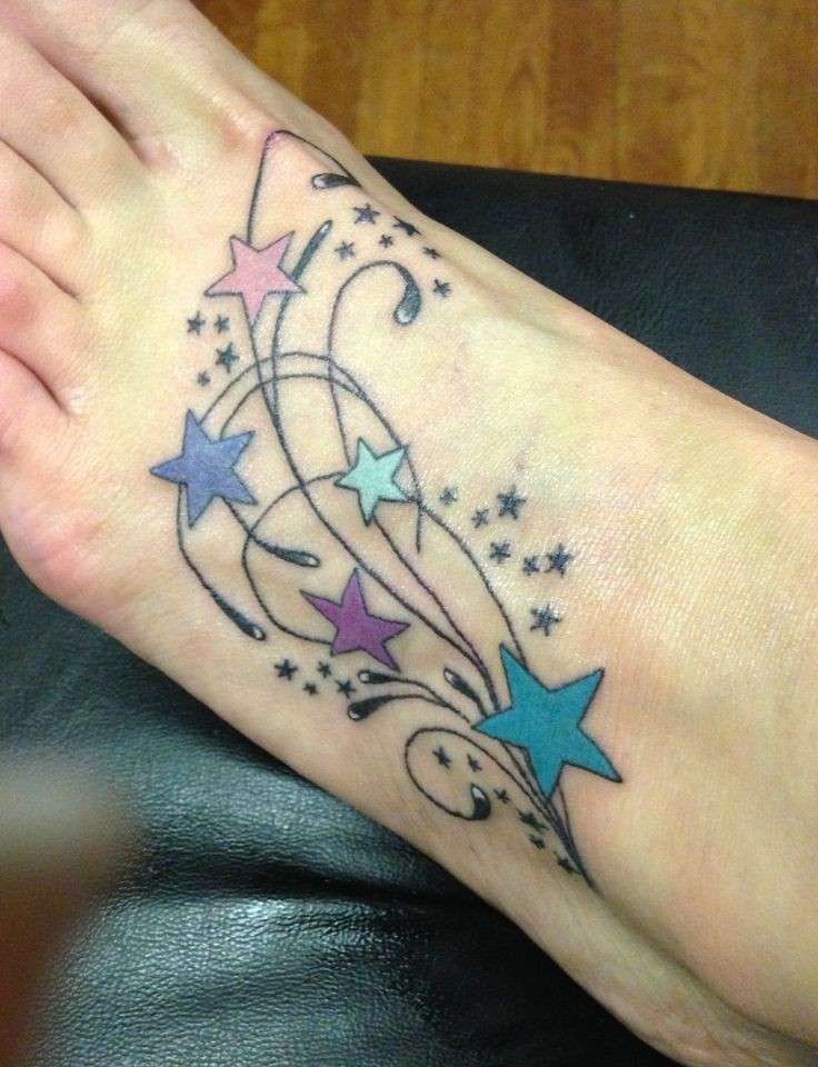 Tatuaggio con stelle sul collo del piede