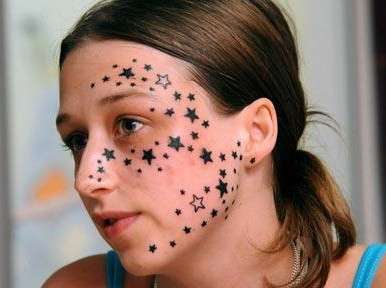 Tatuaggio con stelle sul viso
