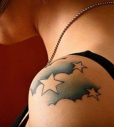 Tatuaggio con stelle sulla spalla