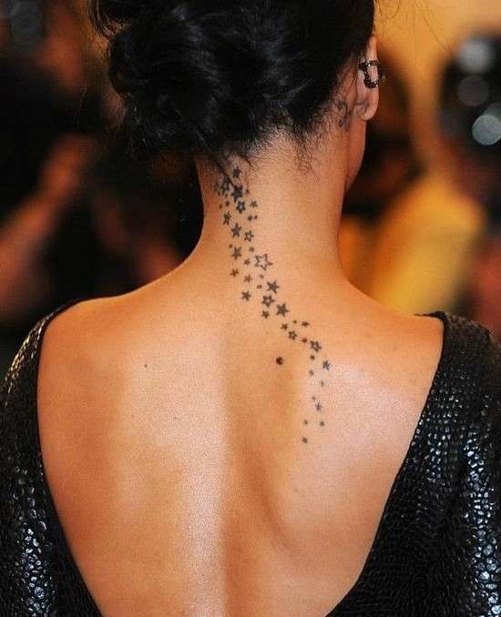 Tatuaggio con stelline di Rihanna