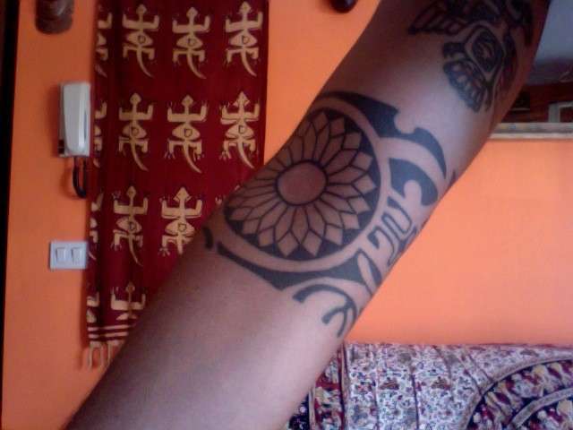 Tatuaggio maori intorno al braccio