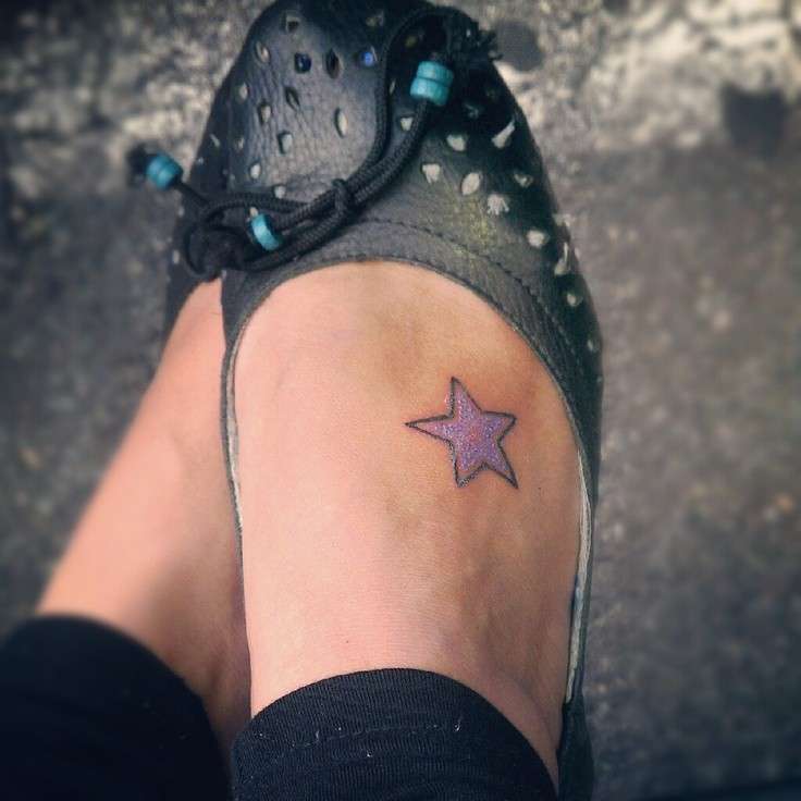 Tatuaggio sul piede con stella viola