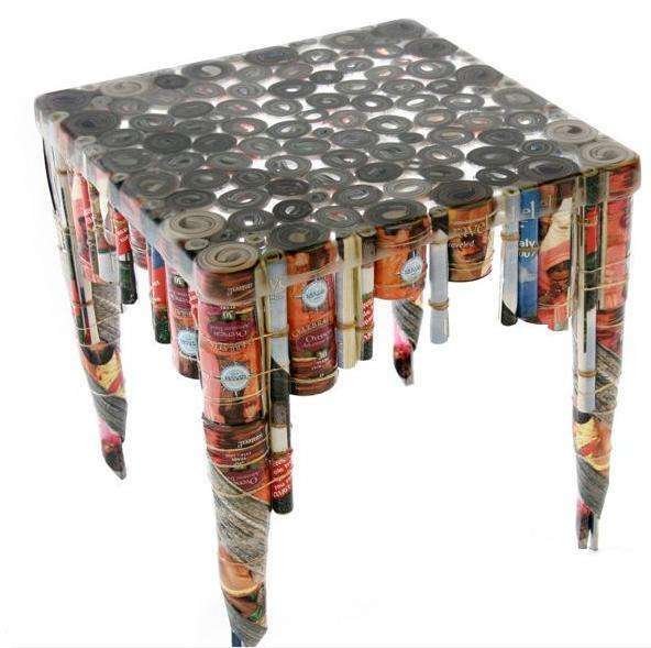 Tavolino con riviste riciclate