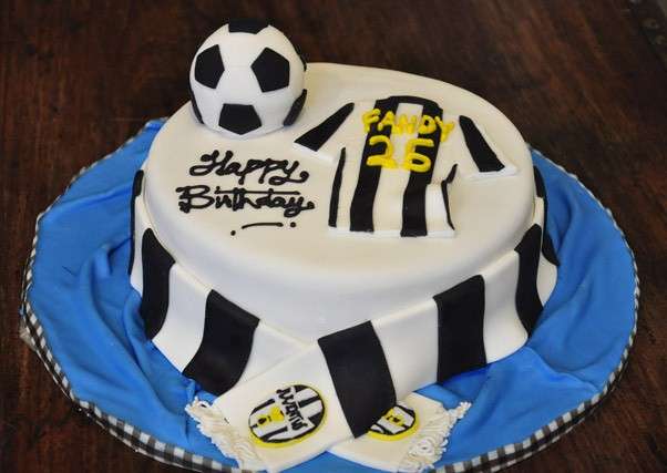 Torta bianco nera con pallone