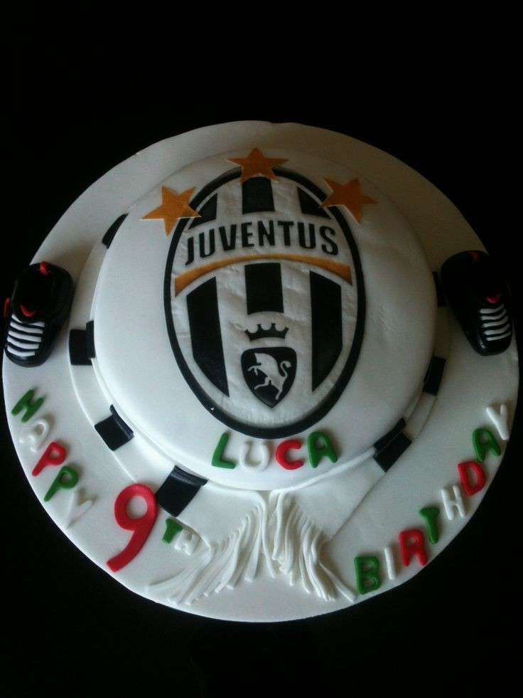 Torta juventina con decorazioni colorate