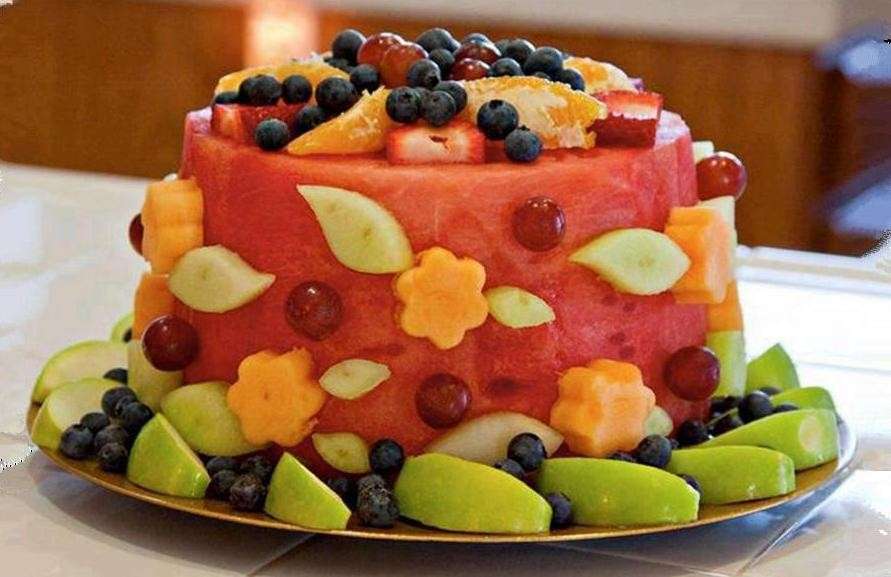 Torta con frutta fresca variegata