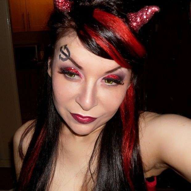 Trucco rosso e nero per make up da diavoletta