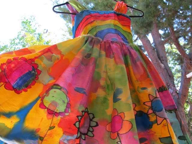 Vestito multicolore con la pittura per stoffa