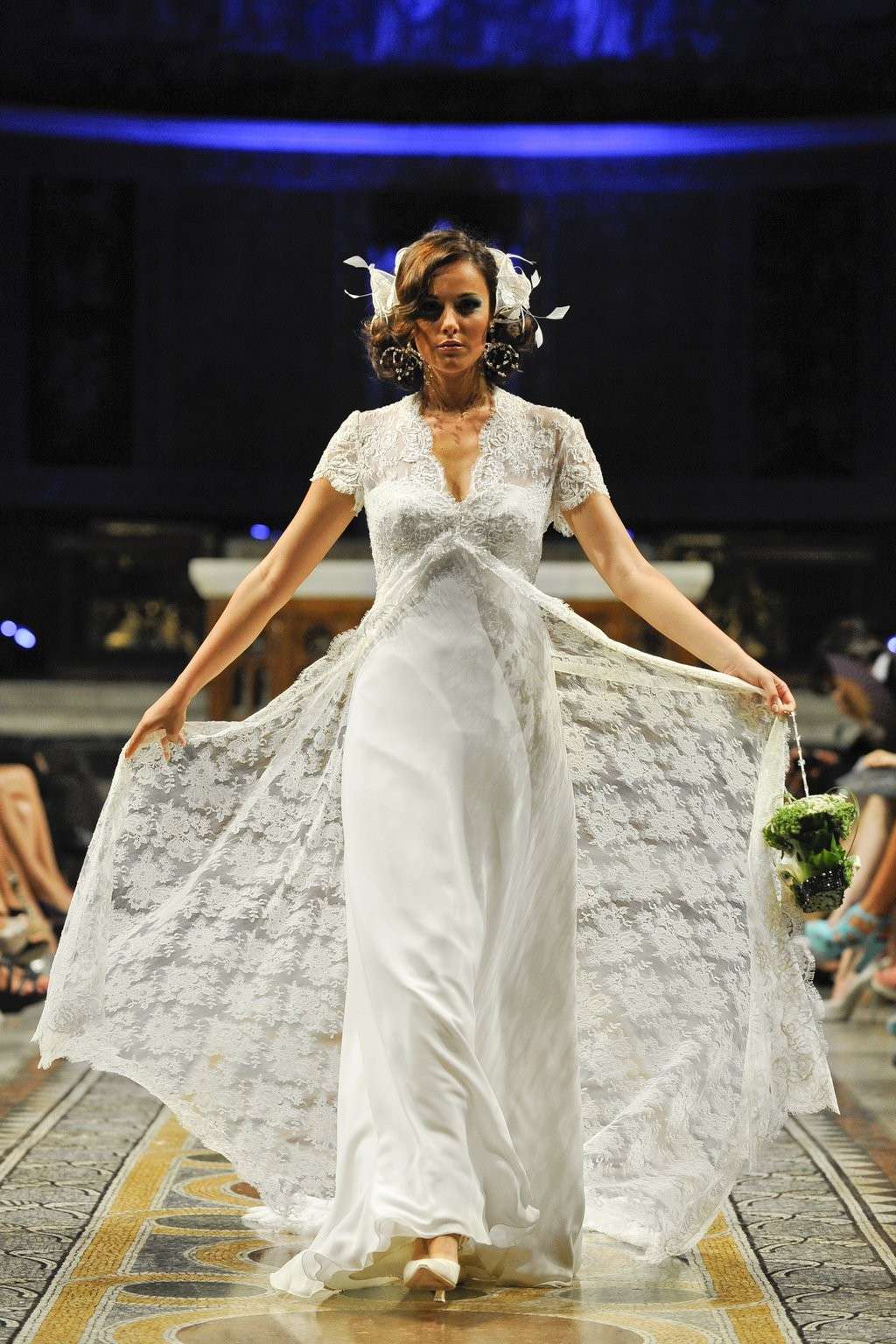 Abito da sposa in pizzo e seta