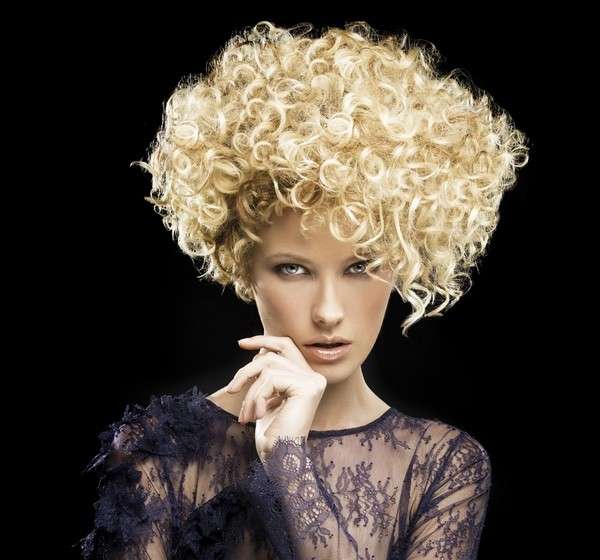 Acconciatura per capelli ricci
