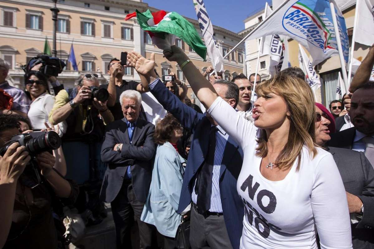 Alessandra Mussolini davanti alla sede Rai