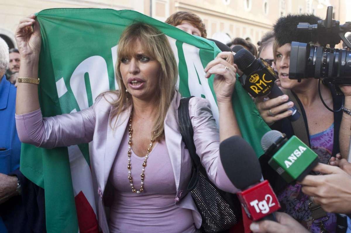 Alessandra Mussolini nel corso di una manifestazione