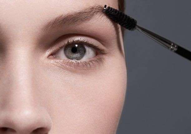 Applicare mascara trasparente sulle sopracciglia