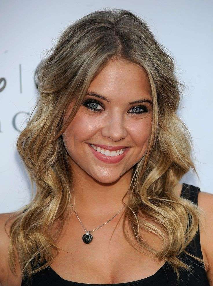 Ashley Benson con taglio scalato e mosso