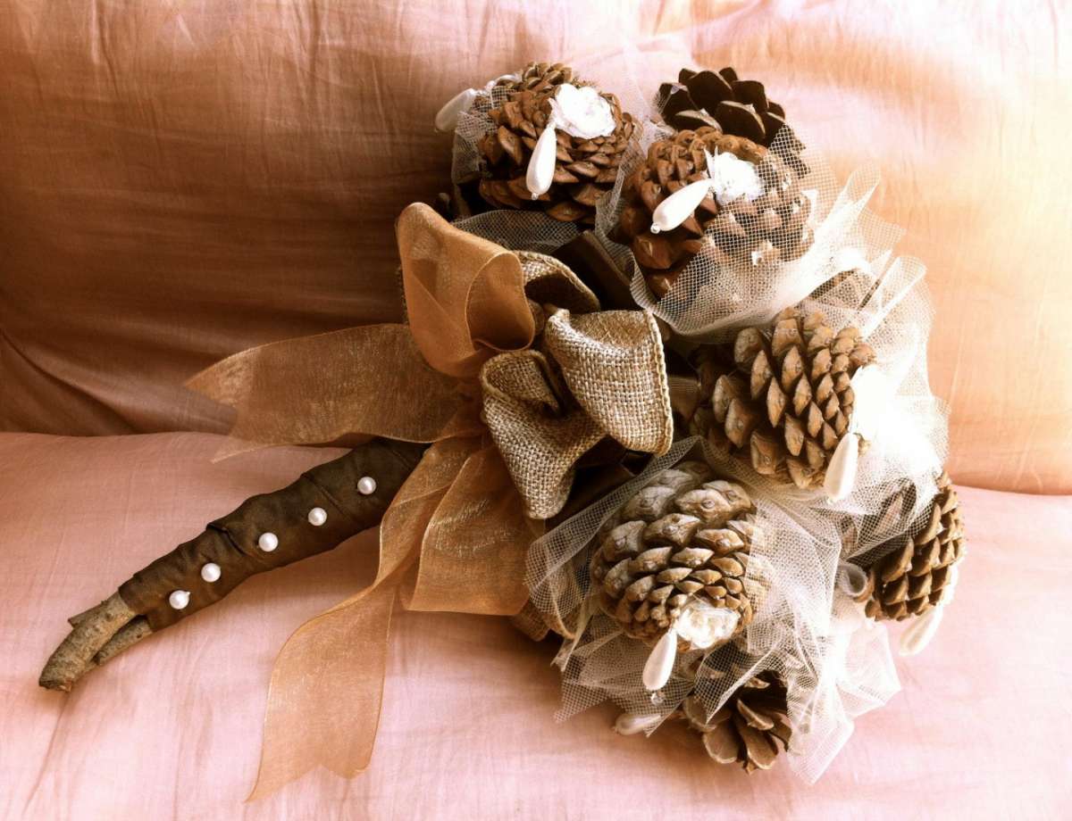 Bouquet da sposa con fiori e pigne