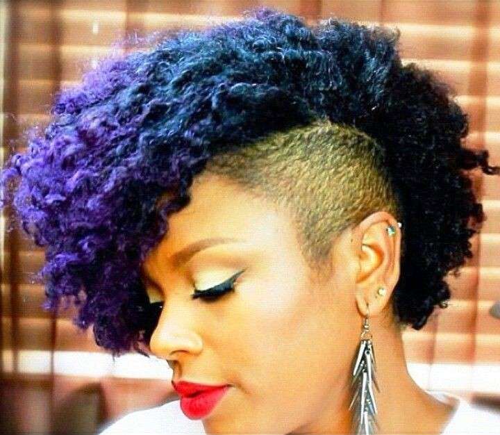 Capelli afro con rasatura laterale