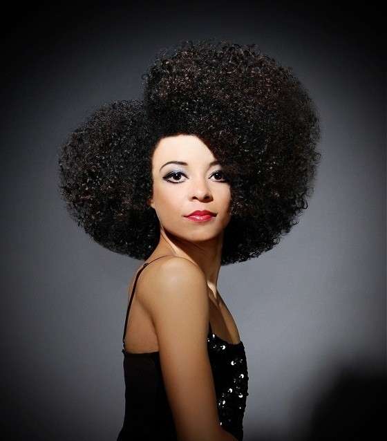 Capelli afro con riga laterale