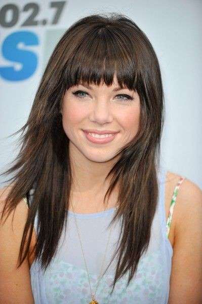 Carly Rae Jepsen frangetta e taglio scalato