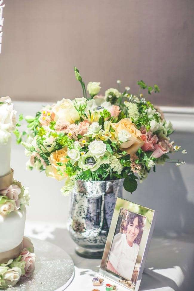 Composizione di fiori per il tavolo degli sposi