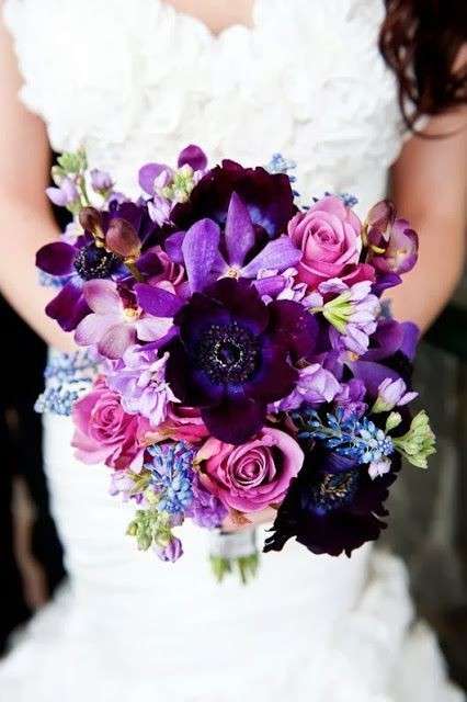 Composizione di fiori viola