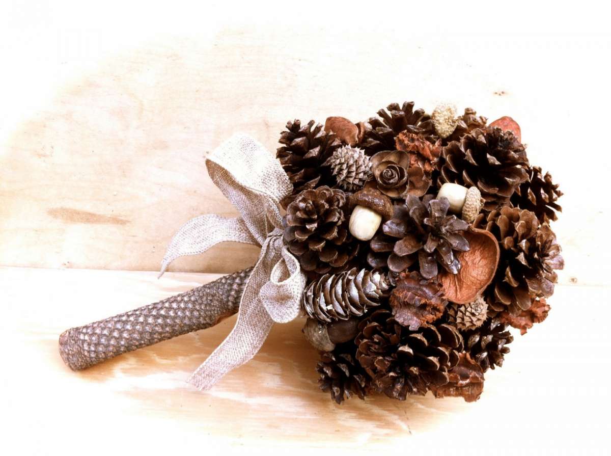Composizione per bouquet con pigne