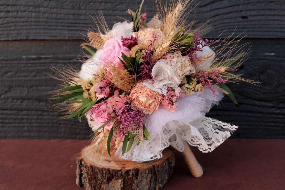 Composizione per bouquet in stile country chic