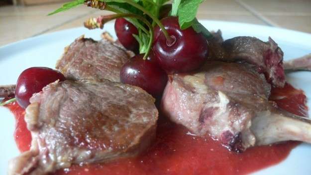 Costolette di agnello con salsa di ciliegie