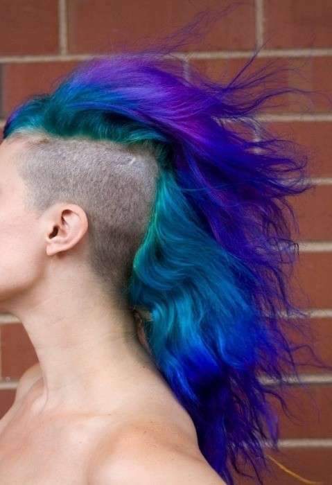 Cresta di capelli colorati blu e viola