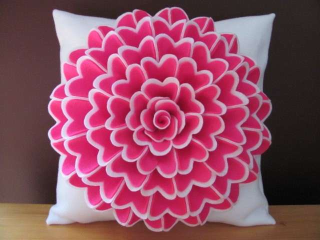 Cuscino con fiore rosa di feltro