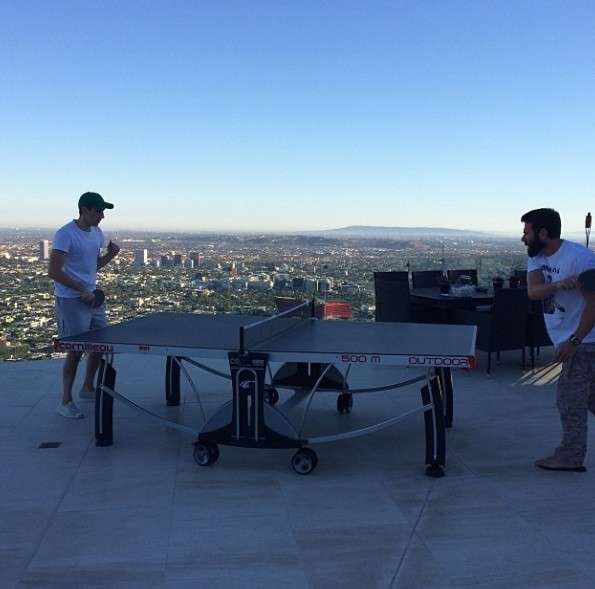 Dan a ping pong sulla terrazza