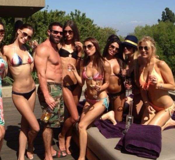 Dan Bilzerian circondato dalle donne