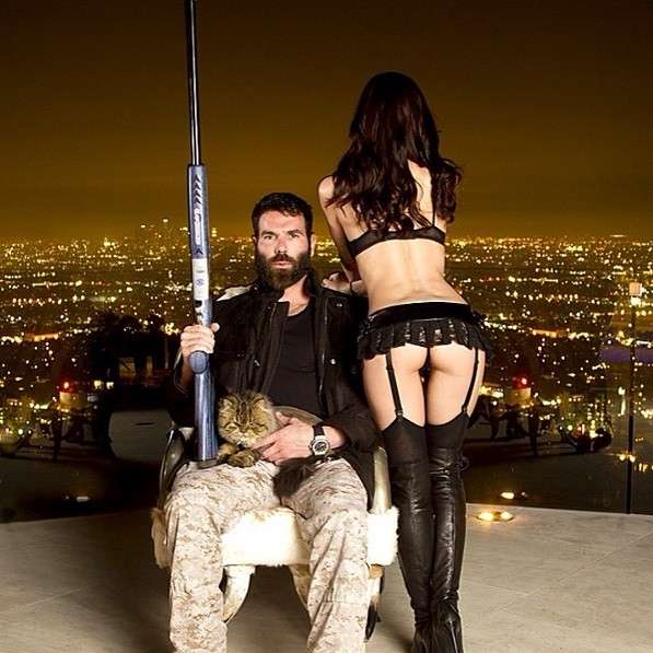 Dan Bilzerian con armi e donna in lingerie