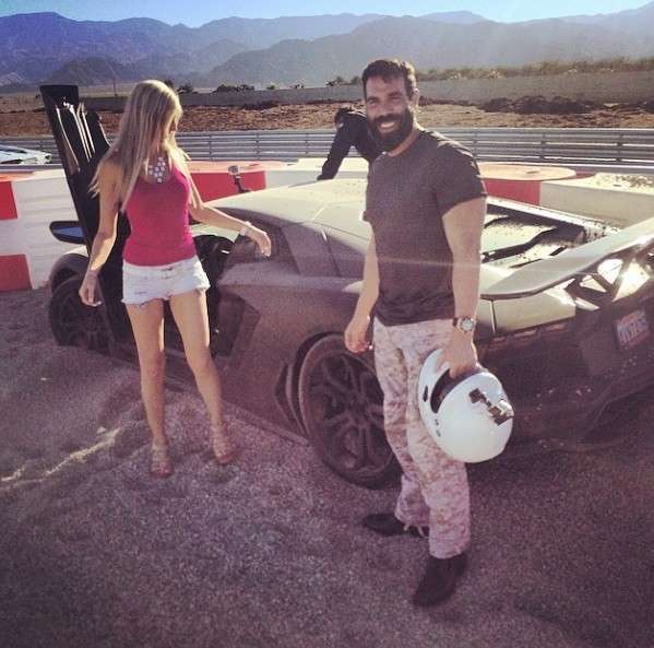 Dan Bilzerian con un'auto sportiva