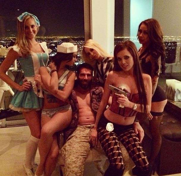 Dan Bilzerian in una stanza di hotel