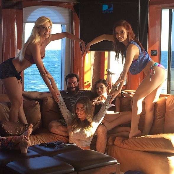 Dan Bilzerian su Instagram con le donne