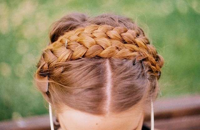 Falsa treccia su capelli corti