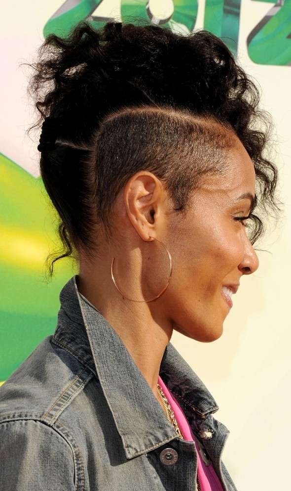 Jada Pinkett Smith cresta su capelli ricci