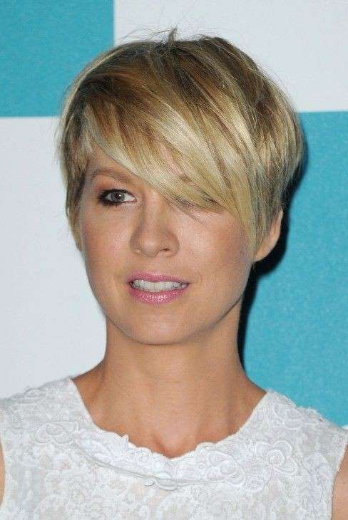 Jenna Elfman con taglio corto scalato