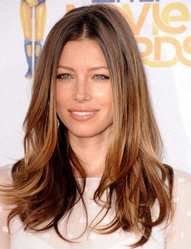 Jessica Biel con capelli lunghi e scalati