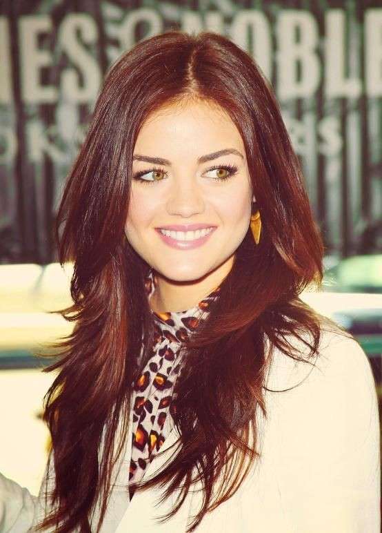 Lucy Hale con capelli lunghi e scalati