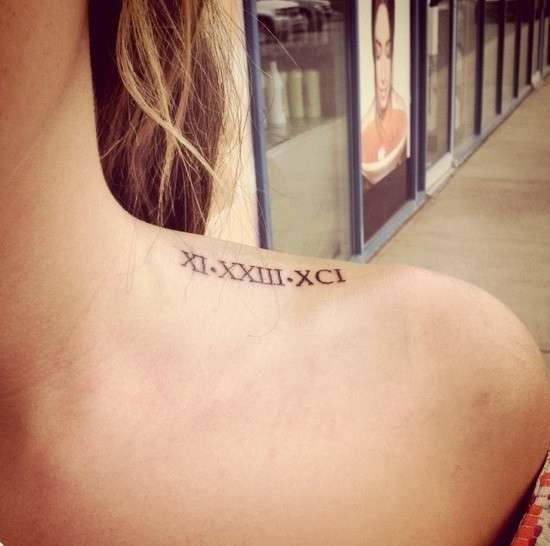 Numeri romani tattoo sulla spalla