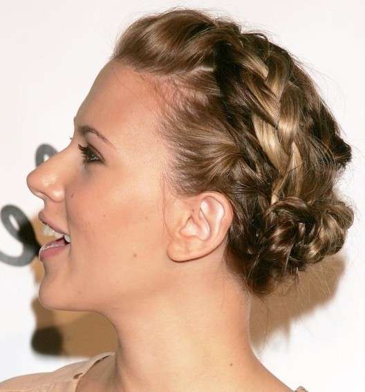Scarlett Johansson con trecce su capelli corti