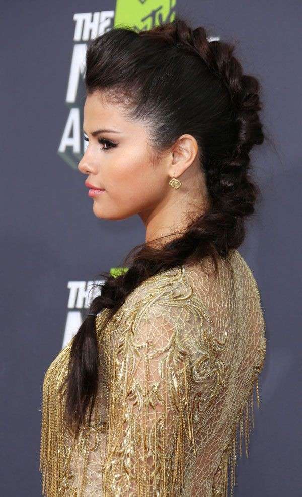 Selena Gomez con treccia a mo' di cresta