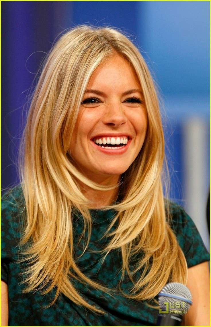 Sienna Miller capelli biondi scalati