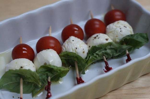 Spiedini con pomodorini e mozzarella