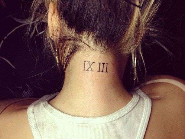 Tatto numeri romani sul collo