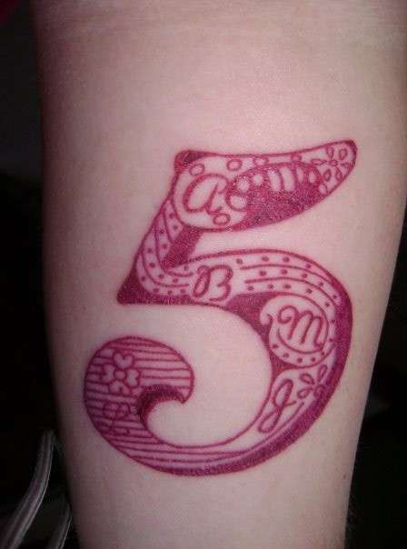 Tatuaggio numero 5 in rosso