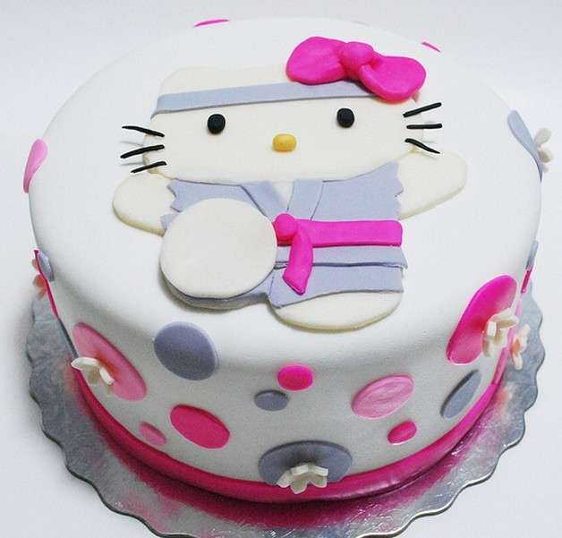 Torta bianca con Hello Kitty