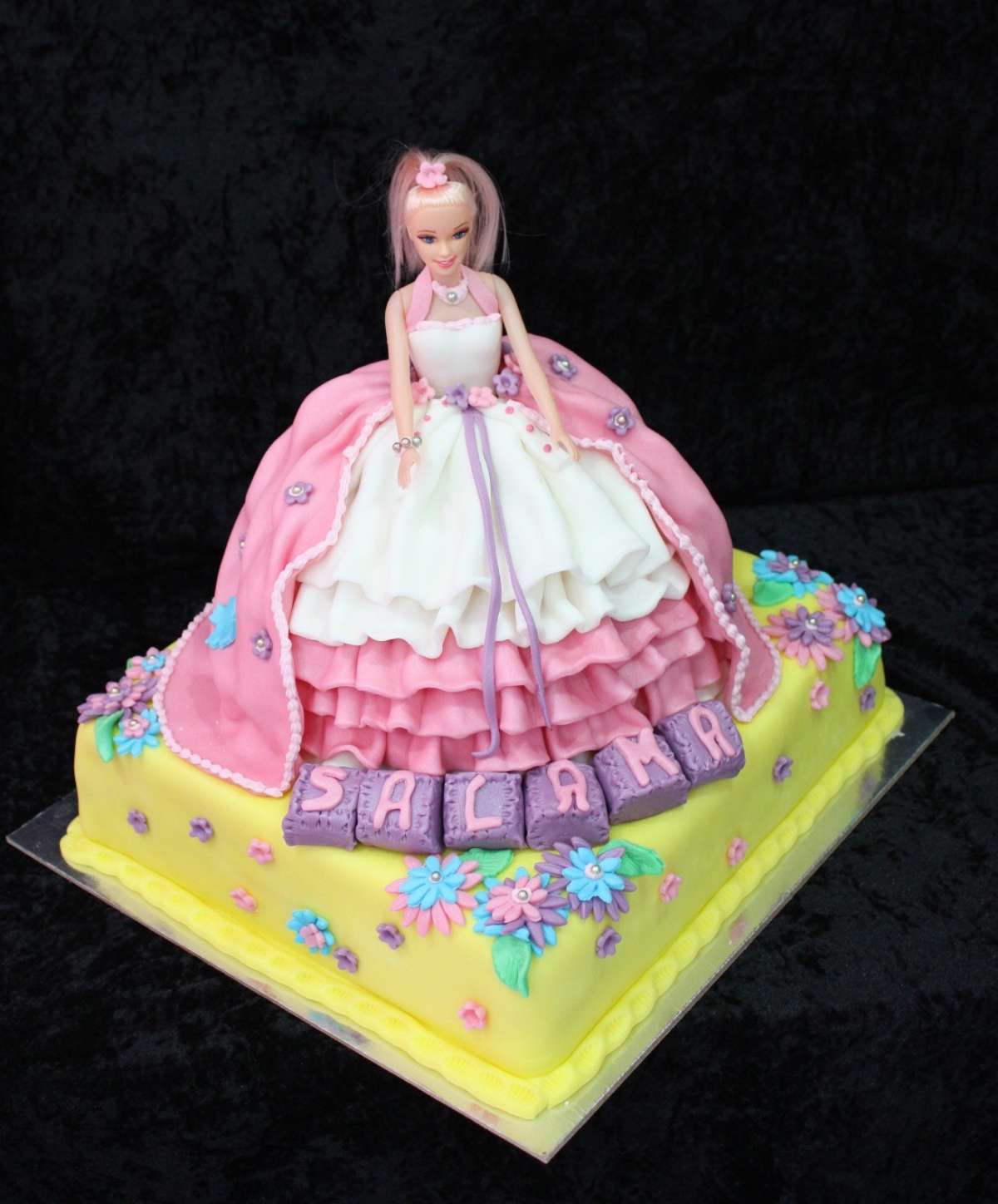 Torta con Barbie in pasta di zucchero